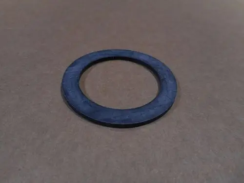 Schwarze Dichtung in runder Form, flach und mit einer mittleren Öffnung, auf neutralem Untergrund. Möglicherweise von der Marke Remeha für spezifische Anwendungen.